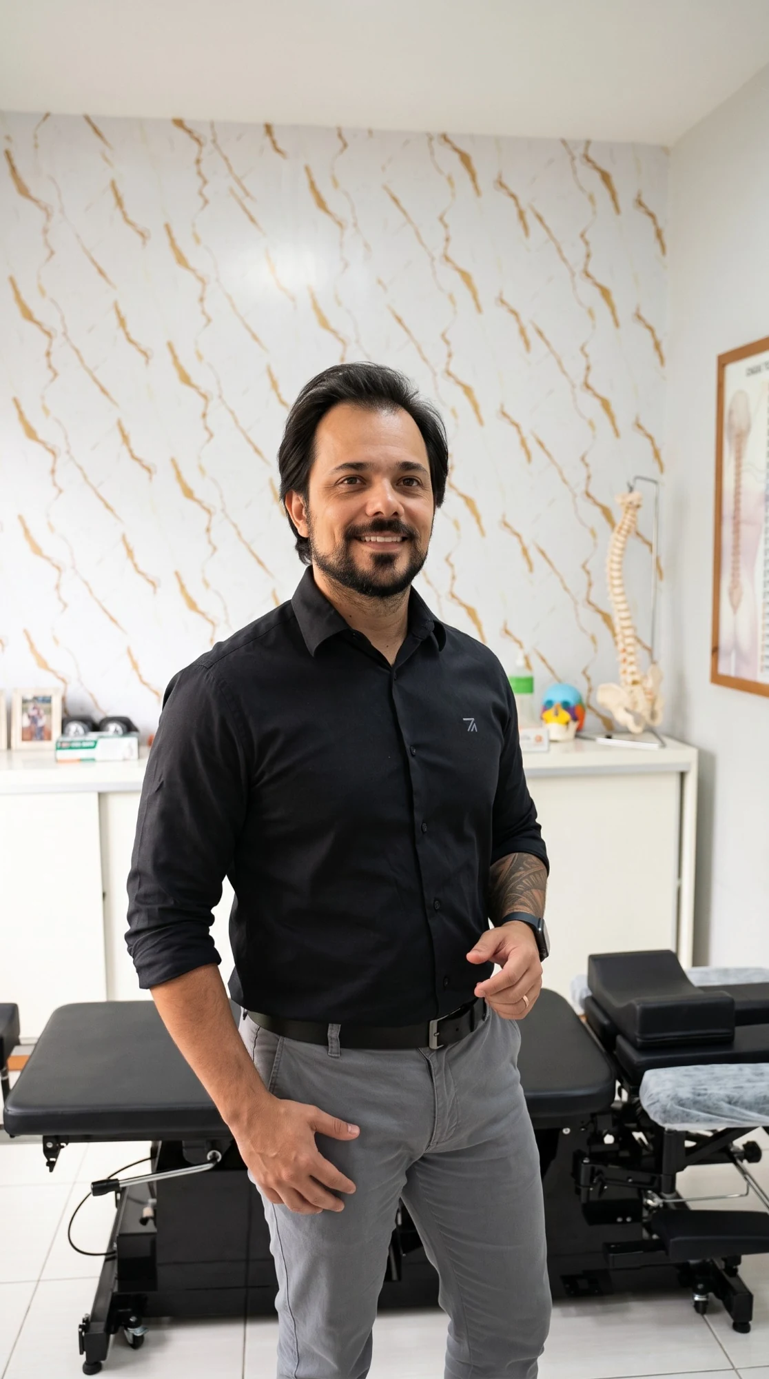 Dr. Kleber Santos, fisioterapeuta osteopata, no consultório